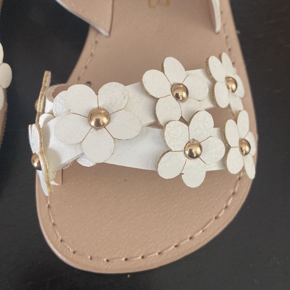 NWT Children’s Place Floral White Sandals - Picture 3 of 5